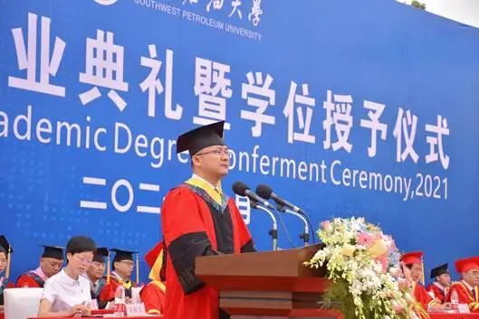 ▲贾虎作为教师代表在2021届毕业典礼上发言