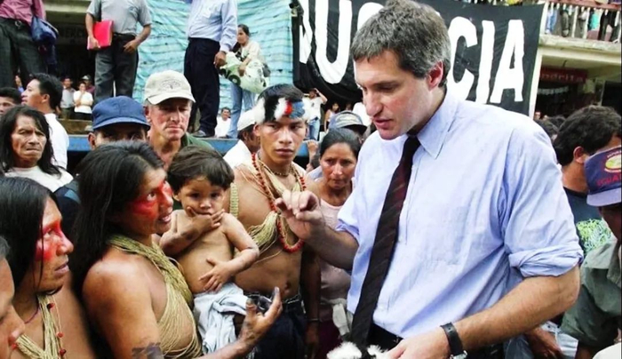 ·唐齐格（右一）向厄瓜多尔原住民了解情况。