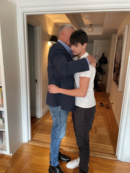 ·唐齐格去监狱前与儿子拥抱告别。