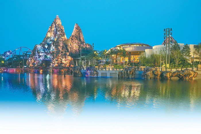 在北京环球度假区，夜色中的侏罗纪世界努布拉岛景区美轮美奂。本报记者 武亦彬摄