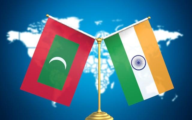 马尔代夫国旗与印度国旗 图源：人民视觉