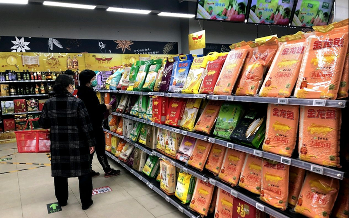 超市加大供应量和送货频次，保证不出现空置货架。受访者供图