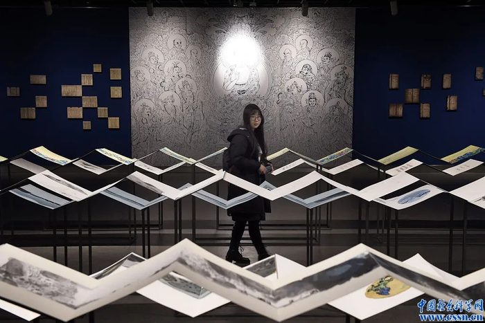 观众正在欣赏《新湖山胜概》现代水印版画册页。图片来源：视觉中国