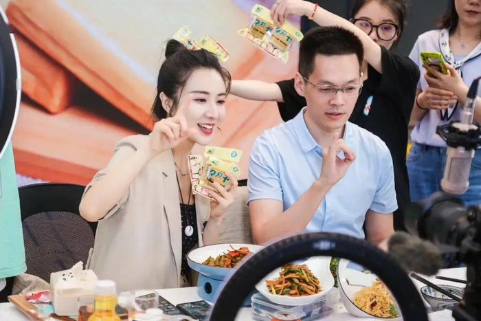 她第一次助力复工复产，第一次带大家“云逛消博会”；