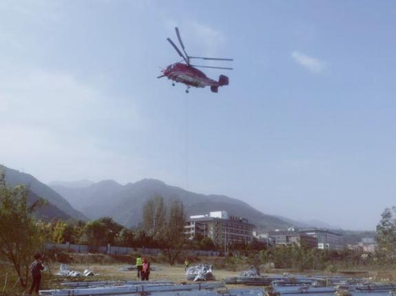 △汤峪—潼关寨输电线路工程塔材运输现场。