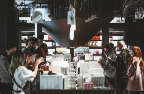 消费者在HARMAY話梅自主购物