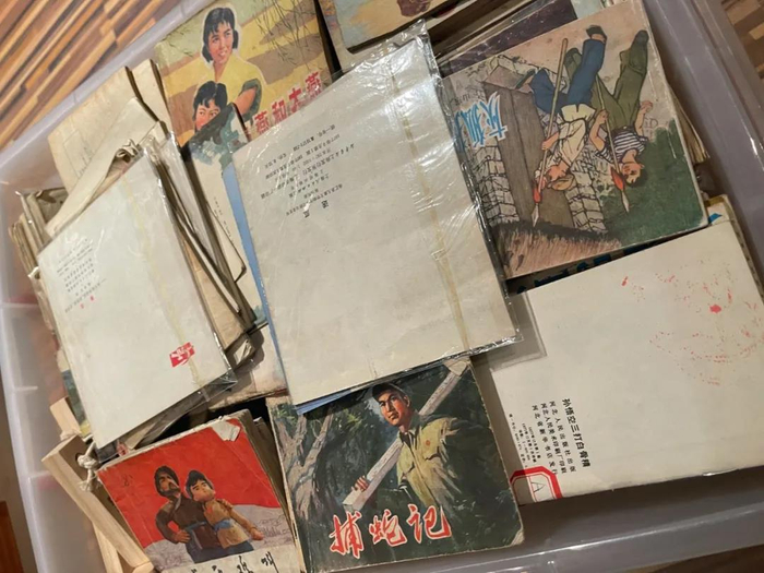 清华美院教授苏丹收藏的部分连环画。 新京报记者 冯雨昕 摄