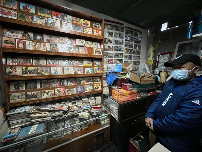 潘家园旧货市场内的一家书店，各式品相的连环画从地柜摆到天花板上。 新京报记者 冯雨昕 摄
