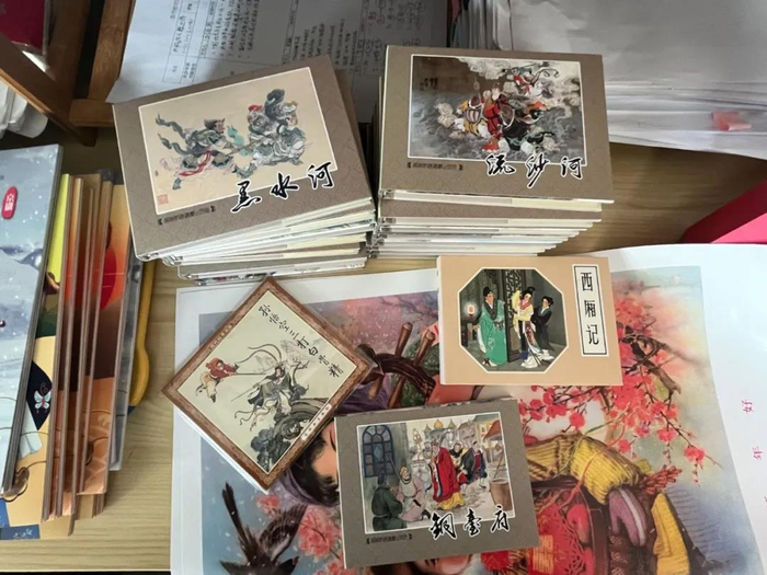 编辑桌面上的连环画样书。 新京报记者 冯雨昕 摄