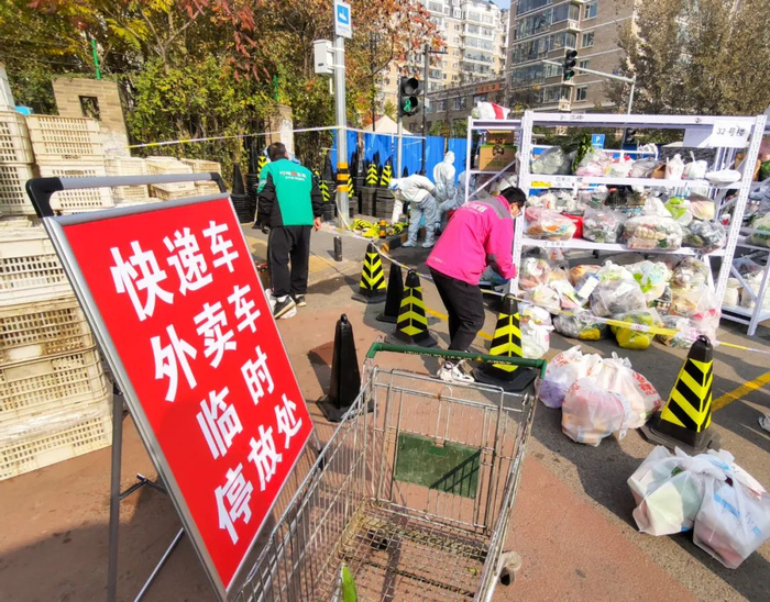 　11月3日，北京市昌平区天通苑北二区，货架上摆满了居民订购的生活物品。图/中新图片