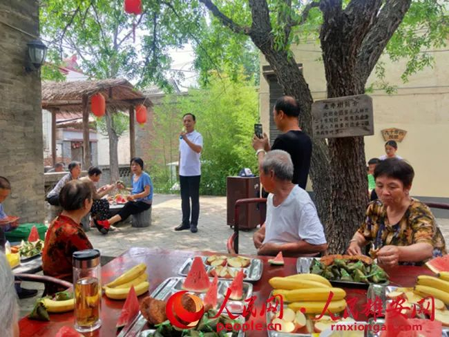 今年端午节，东淀头村志愿者为村里的老人过节。郭萌萌 摄