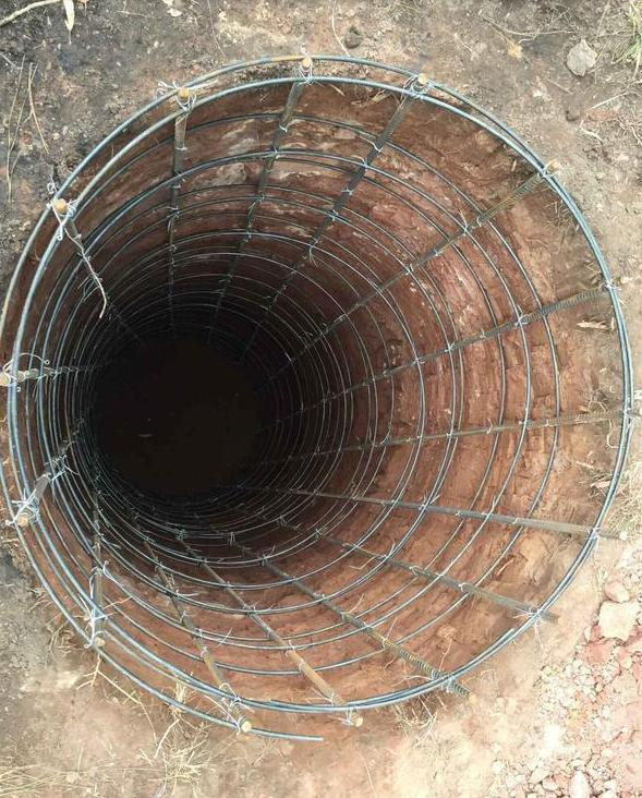 △深不见底的基坑