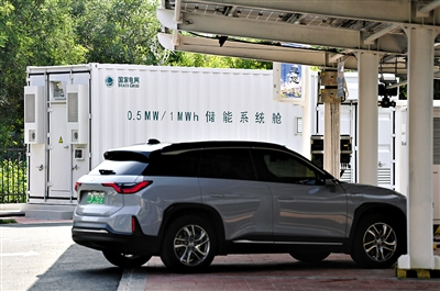 一辆新能源汽车在津门湖新能源车综合服务中心内充电。新华社记者 李然 摄