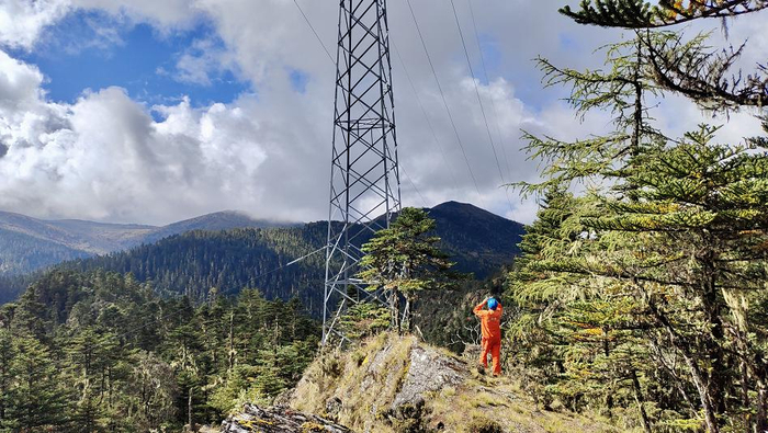 △四川凉山供电公司输电运检巡线人员对110千伏固合线进行巡视检查。
