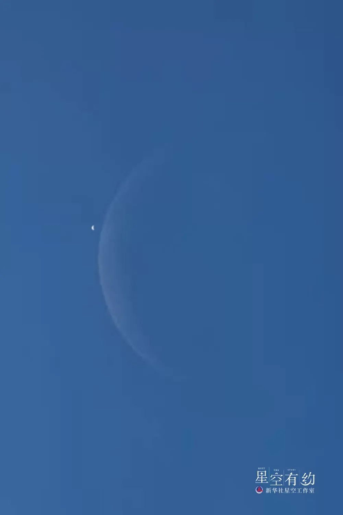 ↑这是云南省天文摄影爱好者崔永江2014年2月26日白天在昆明拍摄到的极近距离的金星合月。（本人供图）