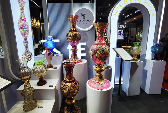 最高售价近40万元的捷克水晶花瓶，以进口博览会为主题创作 澎湃新闻记者 范佳来