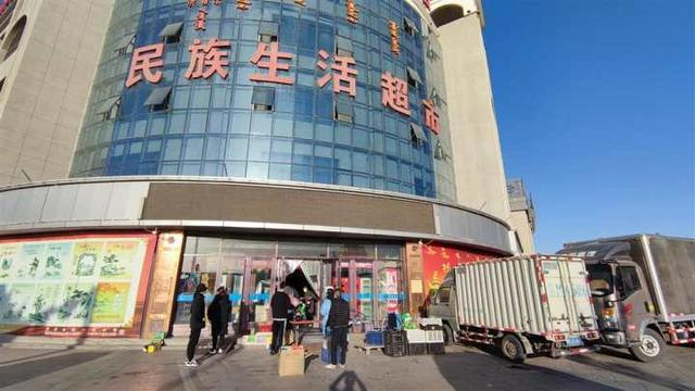 游客们在采购物资。 竺暨元 摄