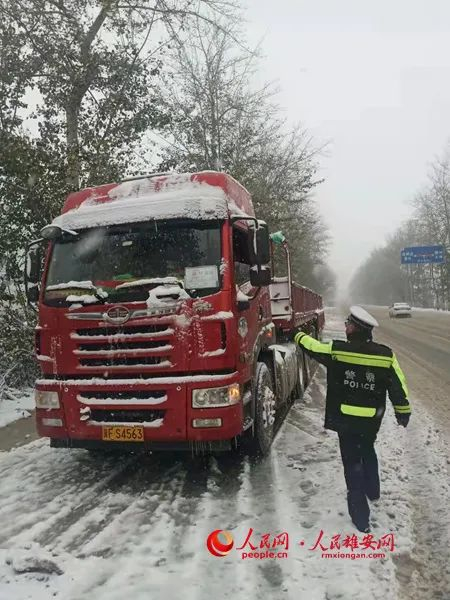 大雪中，交警坚守岗位，以保证你我出行安全。陈达摄