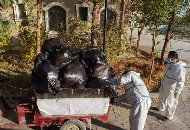 李龙酒店的工作人员在做垃圾清运工作。李龙供图