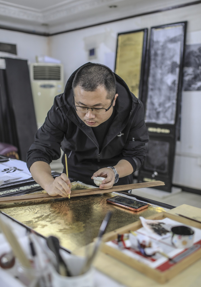 2021年11月4日，北京市级工美大师侯雪在修复文物。新京报记者 浦峰 摄