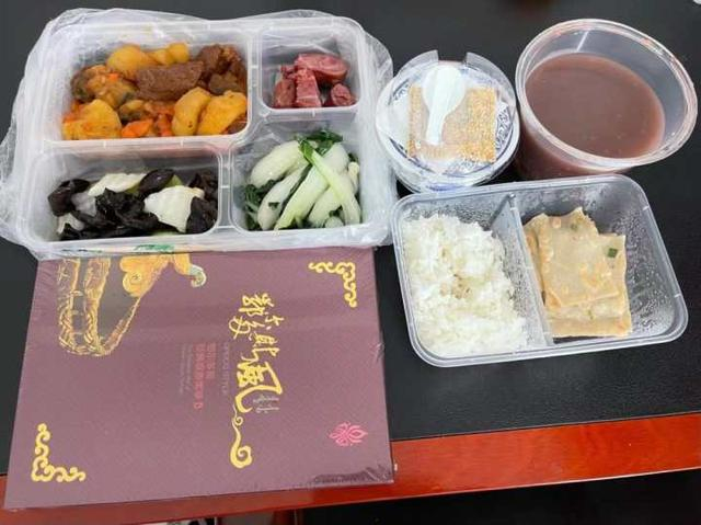 一位游客转移到鄂尔多斯某酒店后的一顿餐食。受访者供图