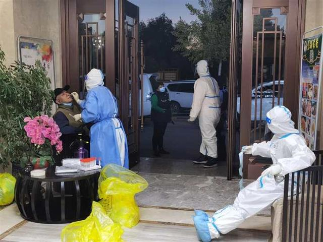 当地医护人员上门为游客做核酸检测。竺暨元 摄 