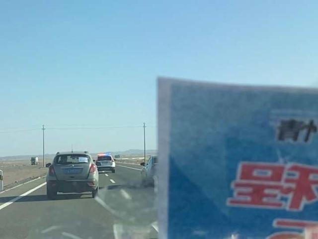 自驾游客组成车队从额济纳赴包头。 受访者供图