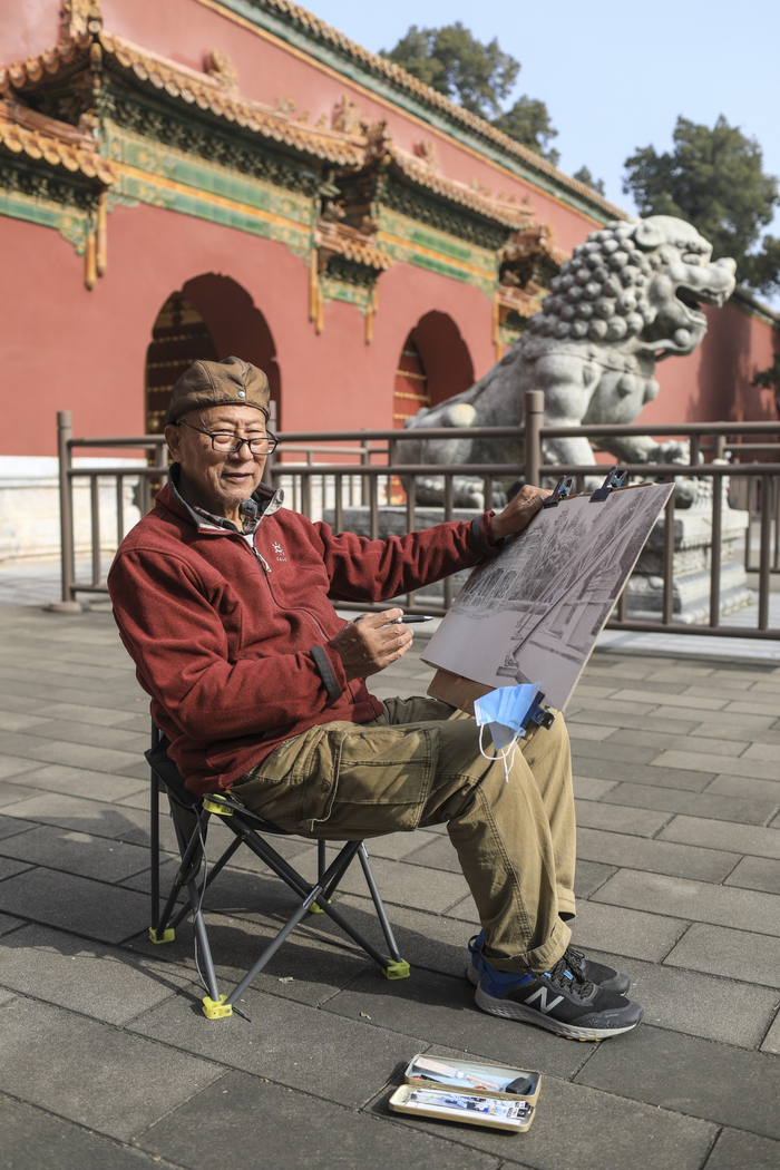 2021年11月4日，画家伍佩衔在景山公园内作画。新京报记者 浦峰 摄