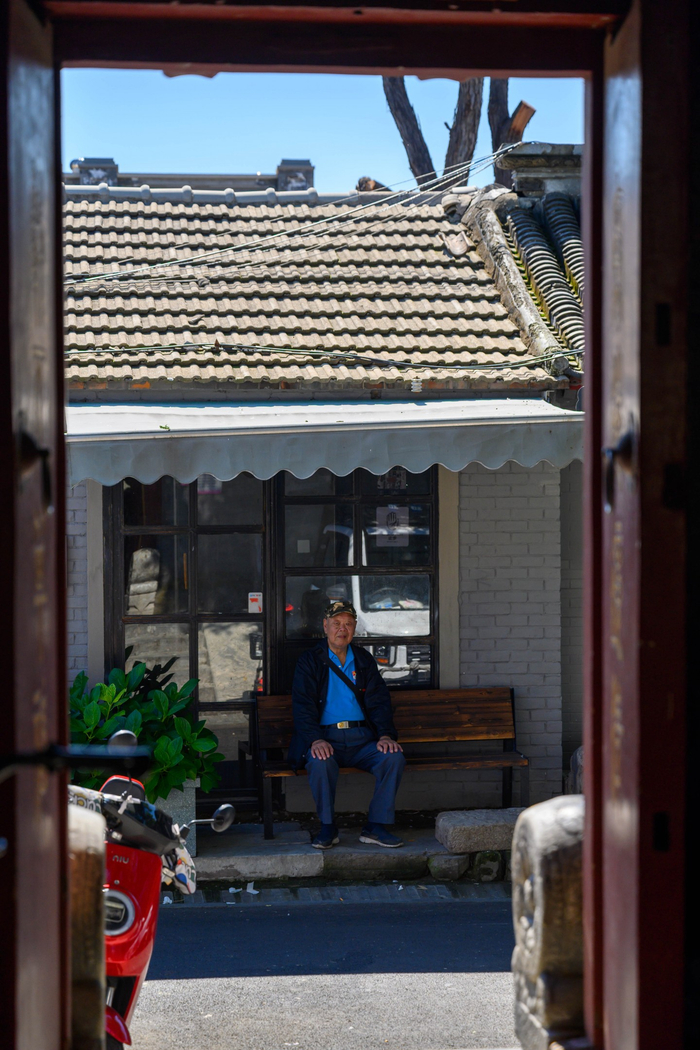 9月22日，北京东四，年过八旬的郑毅坐在路边长椅上休息。新京报记者 王子诚 摄