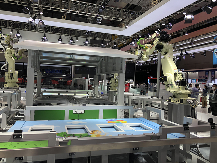 那智不二越展台上，两台机器人正在盖房子 本文图片均为澎湃新闻记者 李佳蔚 图