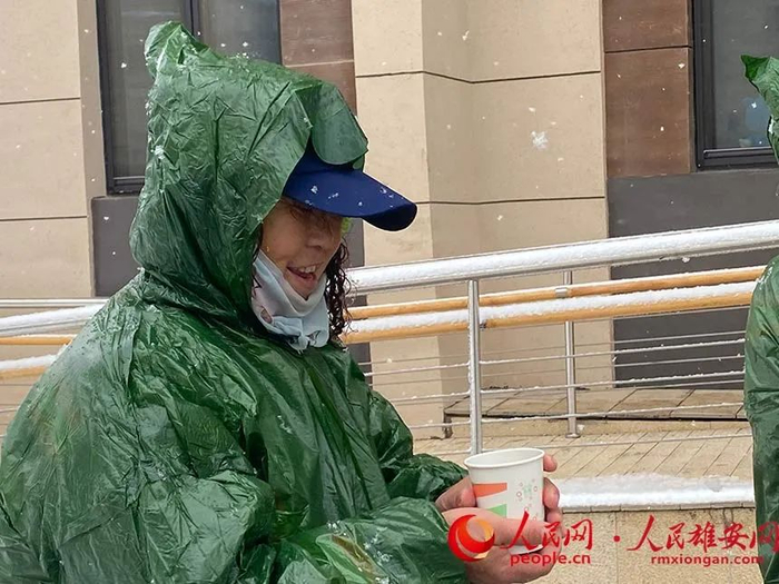 雄安集团生态建设公司为清理积雪的环卫工人送来姜汤，暖身更暖心。雄安集团生态建设公司供图