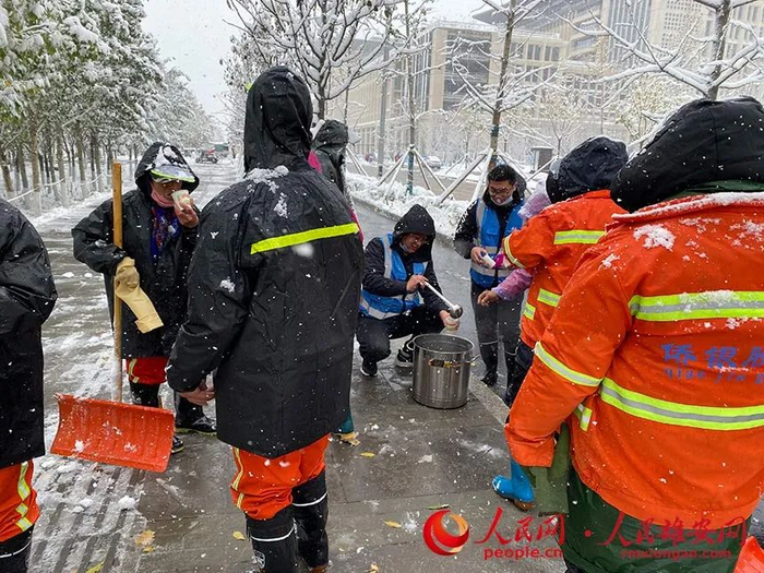 雄安集团生态建设公司为清理积雪的环卫工人送来姜汤，暖身更暖心。雄安集团生态建设公司供图