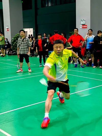 ▲水产学院沈建忠老师跨步上前，迎球一击（周东琴 摄）