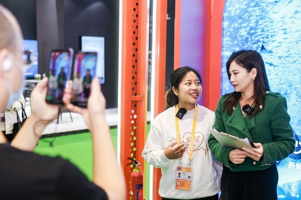 图说：村医钟丽萍做客复星旅文直播间