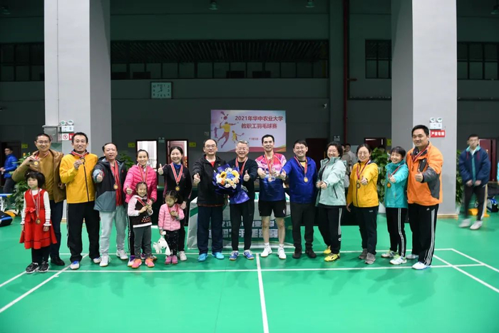 ▲孙明教授为季军党群图书队颁奖（徐行 摄）