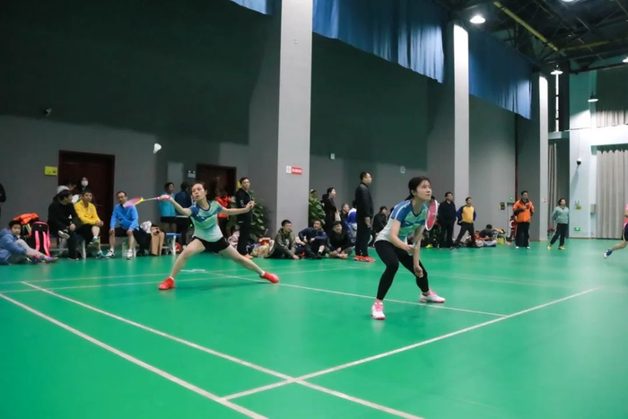 ▲资源与环境学院王阳阳老师侧身“救险”（曾惠琳 摄）