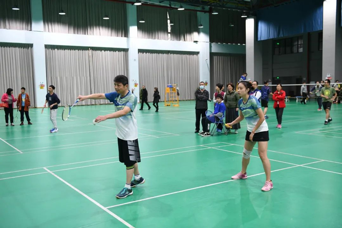 ▲资源与环境学院黄巧云老师准备发球（徐行 摄）