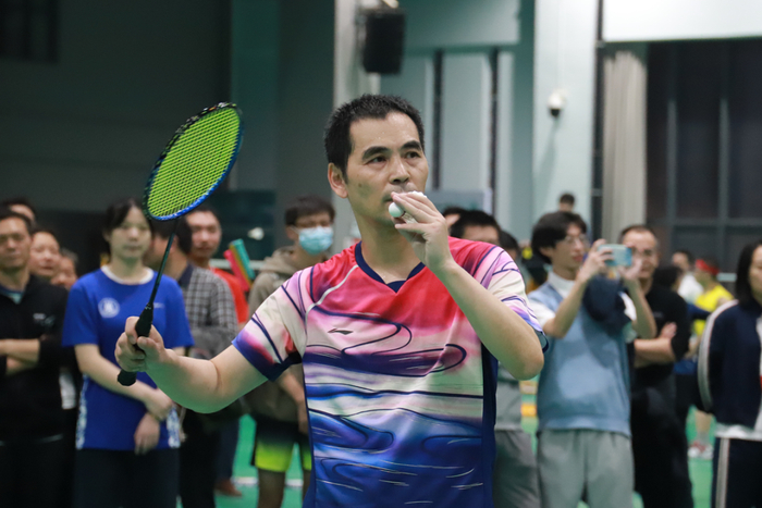 ▲图书馆车永坚老师准备发球（聂竹君 摄）