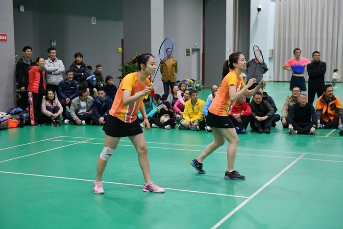 ▲朱姝（左）与搭档王珏玺在表演赛中（徐行 摄）