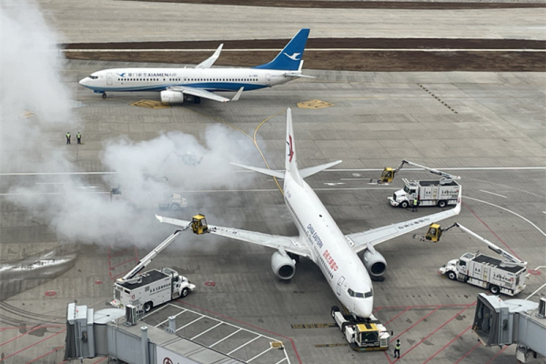 飞机除冰现场