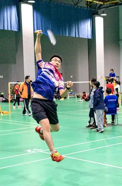 ▲建安部刘琛老师高高跃起，分分必争（周东琴 摄）
