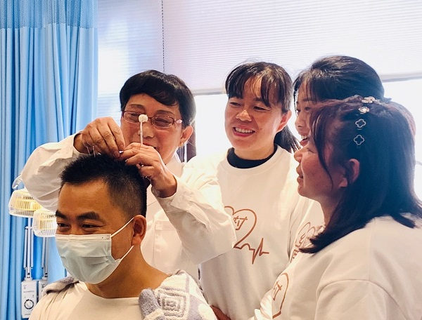 图说：中医郄玉兰向乡村医生演示针灸疗法