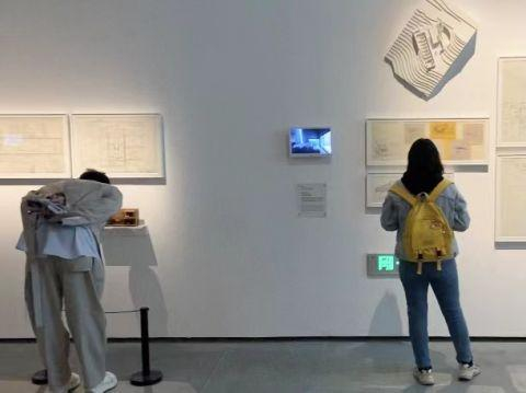 观众认真研究模型和手稿 摄影/Ray