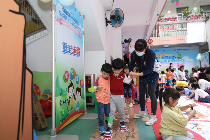 小朋友们体验“重走长征路”