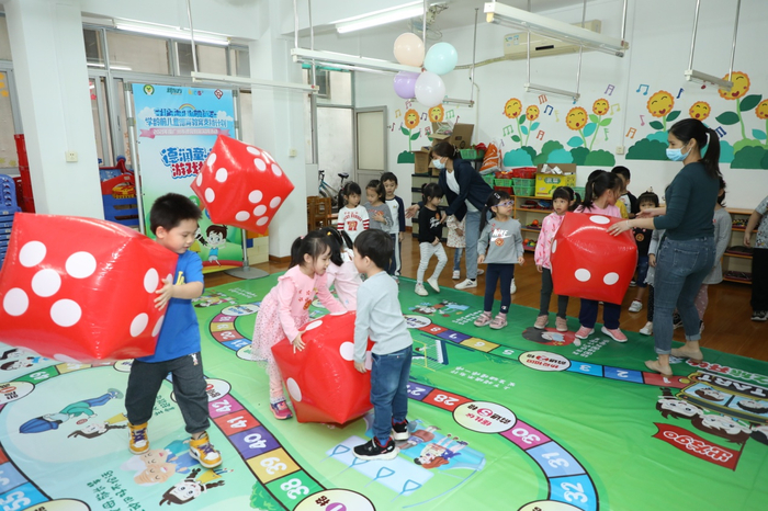 孩子们参与“德育跳棋”游戏