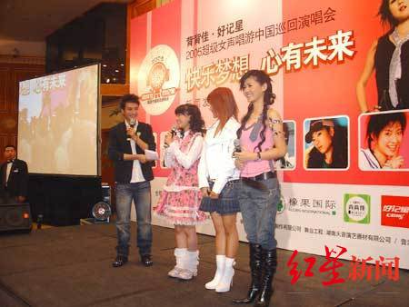 　　何洁代言“背背佳” 图据人民网