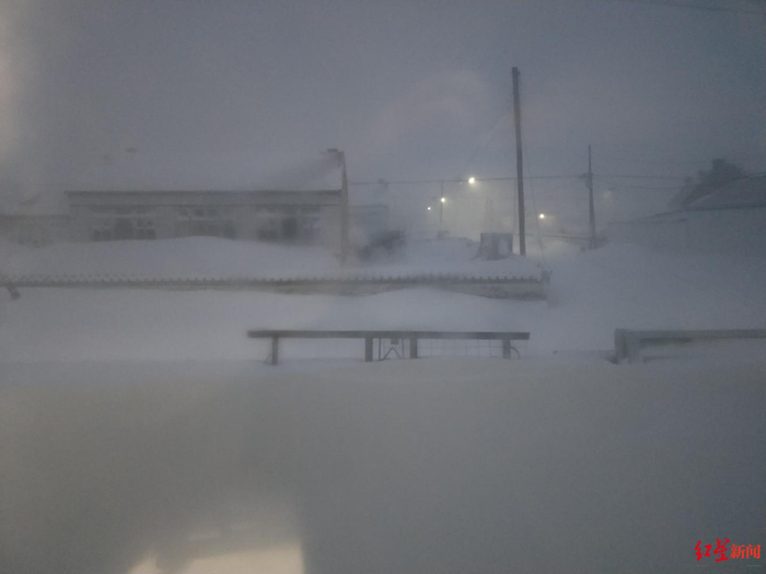 ▲窗外1米多高的雪 图据受访者