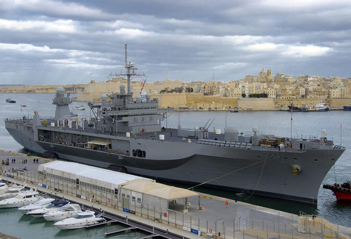 停靠在港口的美国海军“惠特尼山”号两栖指挥舰