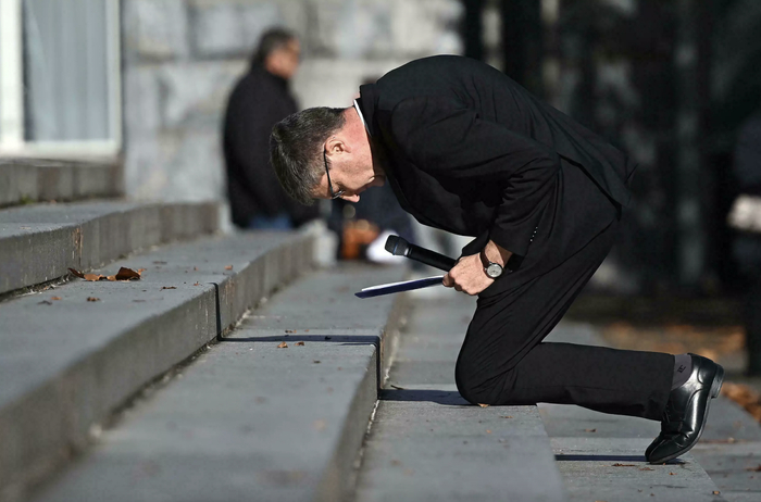 法国天主教会的高级神职人员跪下祈祷以示忏悔。（图源：法新社）