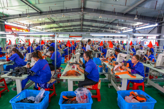 图为喀什叶城县阿克塔什农场安置区服装厂